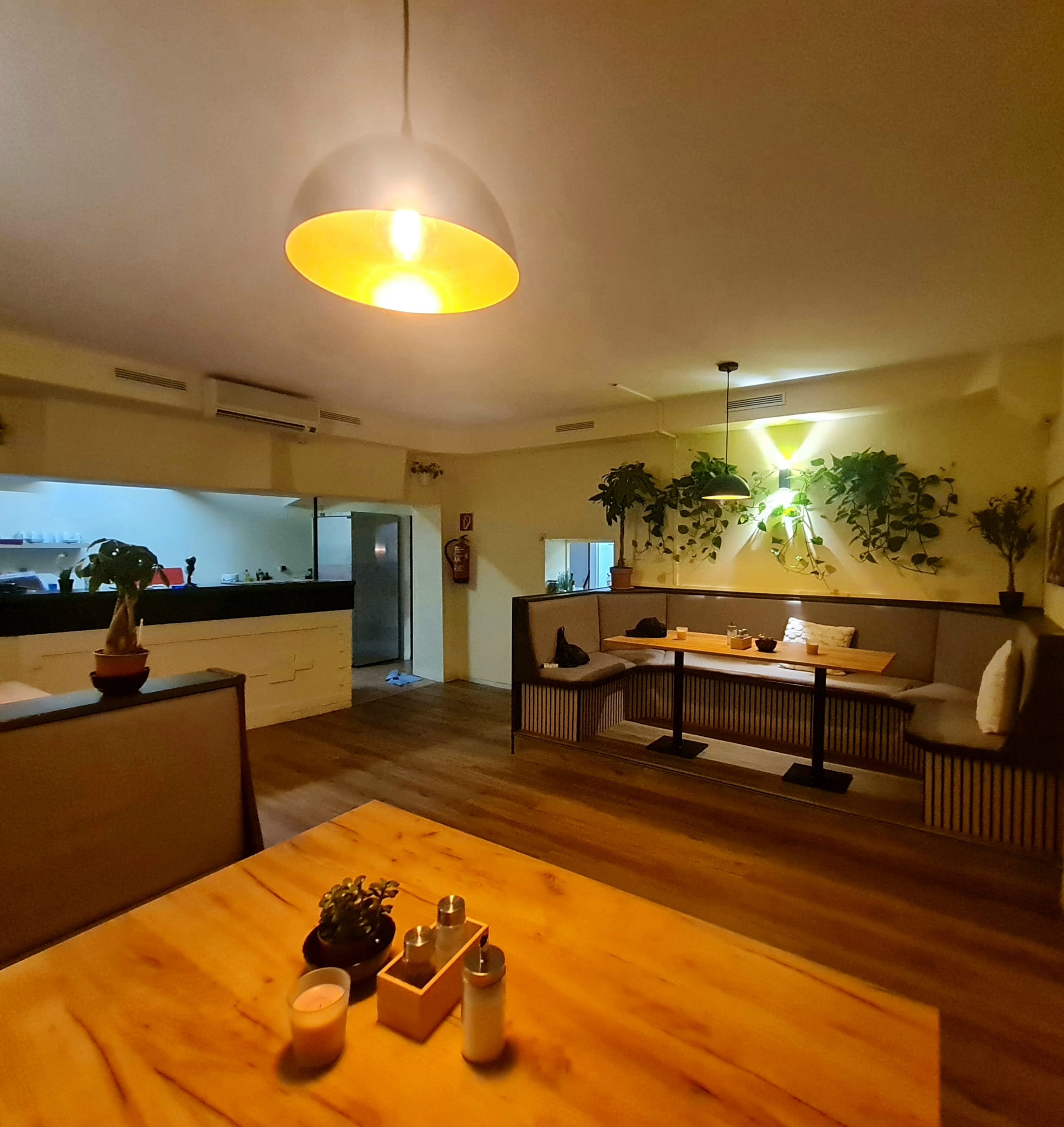 Gastraum von Restaurant OLIVIA am Abend