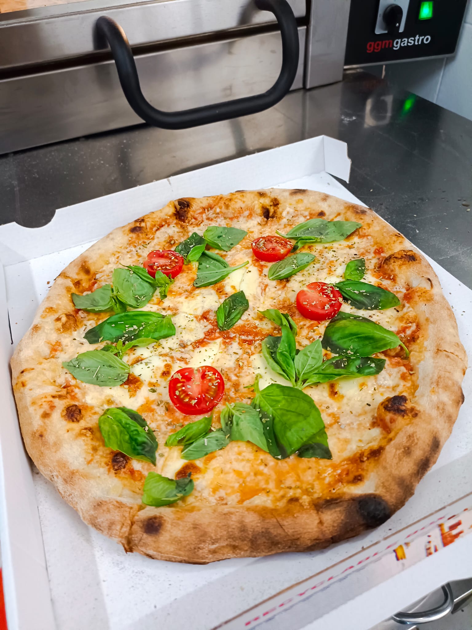 Frische Pizza Margherita aus der Küche von OLIVIA